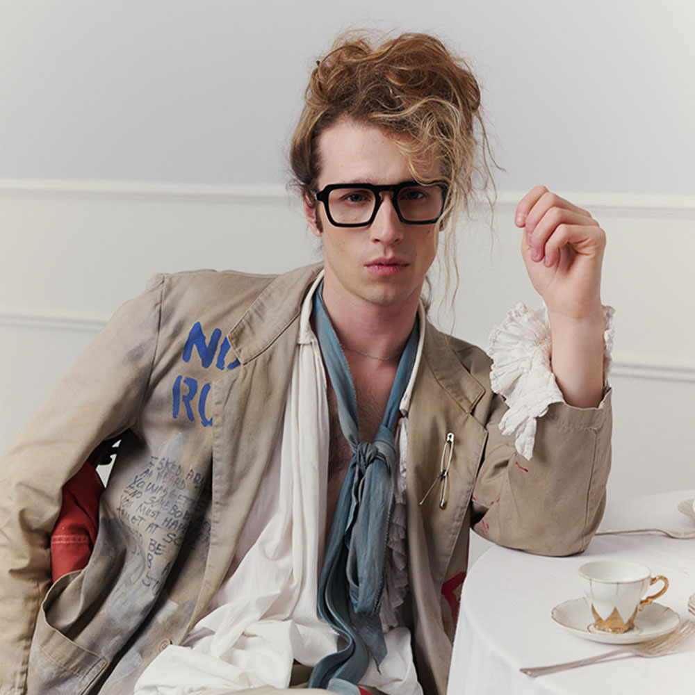 Optical frames and sunglasses to suit every face shape and style. Handmade in London, tailored to you